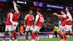 Arsenal desnuda al Bayern Munich y continúa con puntaje perfecto en Champions League