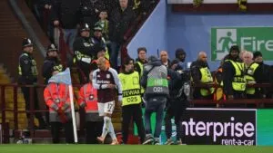 Malen recibe proyectiles de los aficionados de Young Boys, y responde con doblete