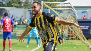 Aurora golpea en casa y complica aún más a Xelajú MC en el Apertura