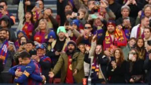 La afición del Barcelona recuerda a Messi en regreso del fútbol al Camp Nou