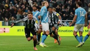 Newcastle castiga las fallas del City con el doblete decisivo de Barnes
