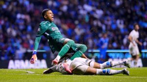 Cruz Azul podría solicitar la inhabilitación de Carrasquilla tras lesionar a Kevin Mier