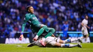 Cruz Azul podría solicitar la inhabilitación de Carrasquilla tras lesionar a Kevin Mier