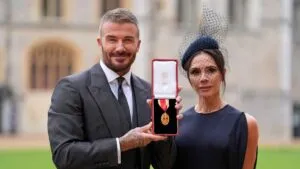 David Beckham recibe el título de caballero por sus servicios al deporte y la beneficencia