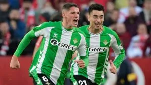 El Betis se impone y el derbi sevillano termina en caos tras una abrupta interrupción