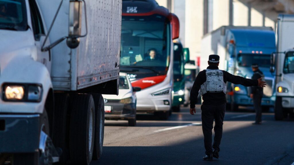 Los reportes oficiales señalan que continúan vigentes al menos 30 bloqueos carreteros