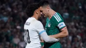 ¡Bronca! César Montes y Maxi Araújo calientan el México vs Uruguay por penales no marcados