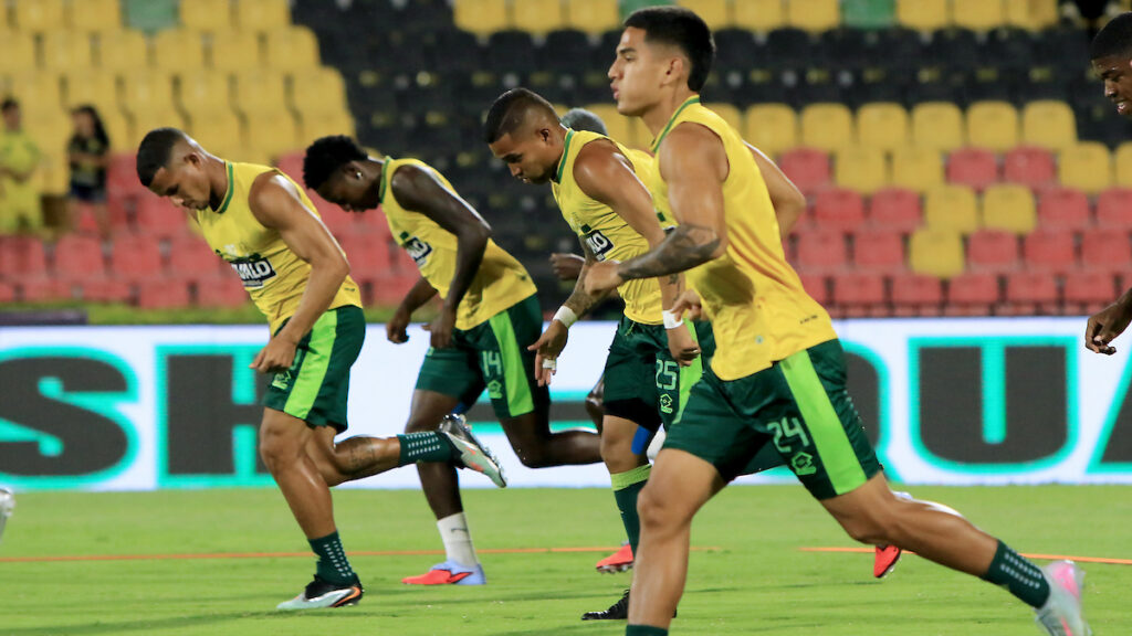 Jugadores de Atlético Bucaramanga, en un calentamiento. - Vizzor Image.