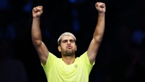 Alcaraz remonta a Fritz y pisa fuerte en las Finales de ATP de Turín