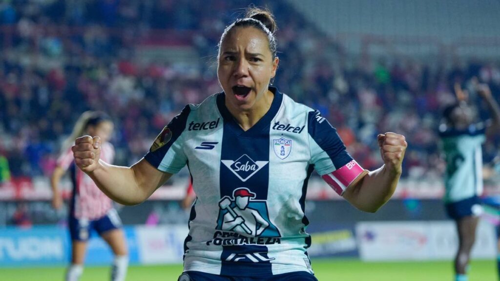Charlyn Corral en festejo de gol con el Pachuca