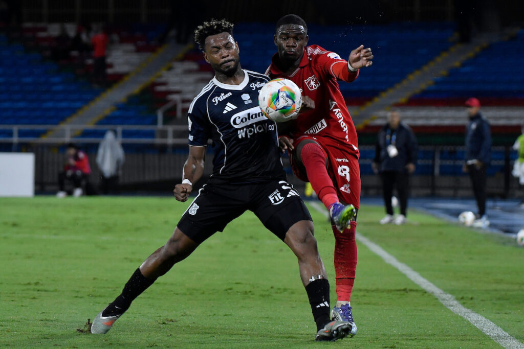 Léyser Chaverra y Tilman Palacios disputan la pelota. - Vizzor Image.
