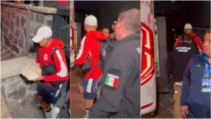 Chicharito abandona CU cabizbajo tras fallar el penalti decisivo para Chivas