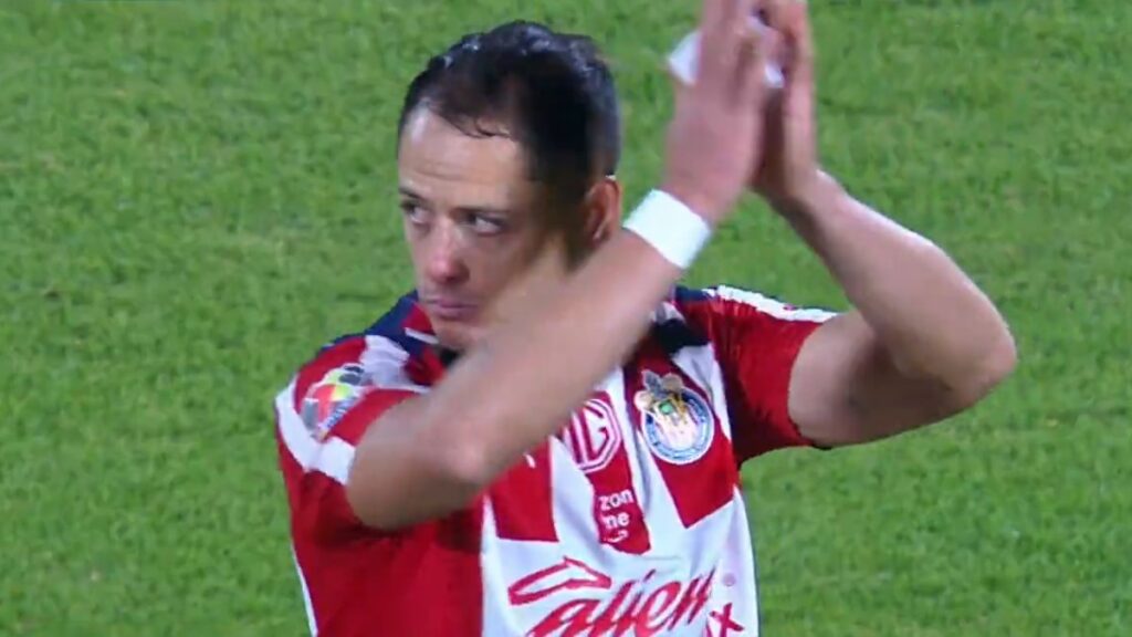 Chicharito pide perdón a afición de Chivas