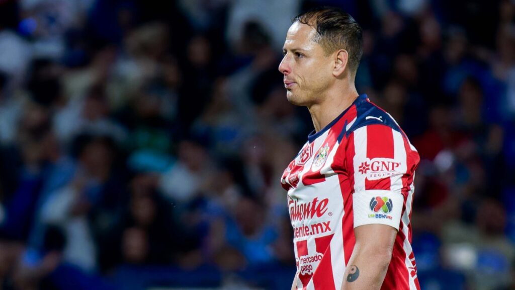 Chicharito en lamento tras fallar el penalti