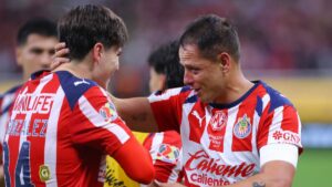 Chicharito destaca la unión en Chivas y respalda a La Hormiga González