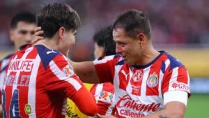 Chicharito destaca la unión en Chivas y respalda a La Hormiga González