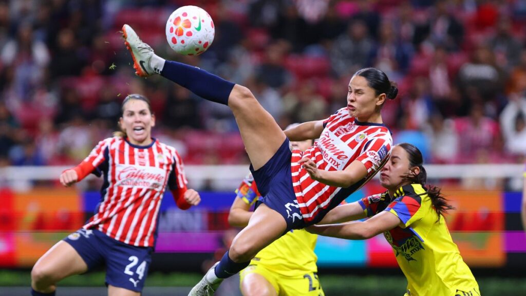 Denise Castro en un intento de chilena