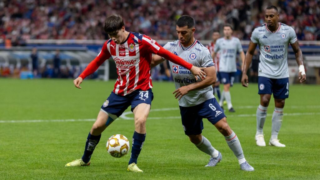 Armando González en partido de las Chivas