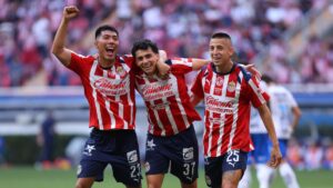 La Hormiga González y Chicharito anotan en la victoria de Chivas sobre Monterrey