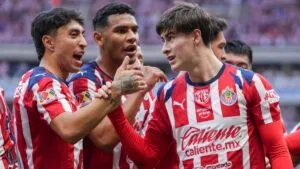 La Hormiga González y Chicharito anotan en la victoria de Chivas sobre Monterrey