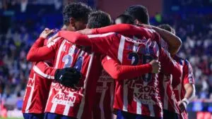 La Hormiga González guía la victoria de Chivas, que tiene un pie en la Liguilla