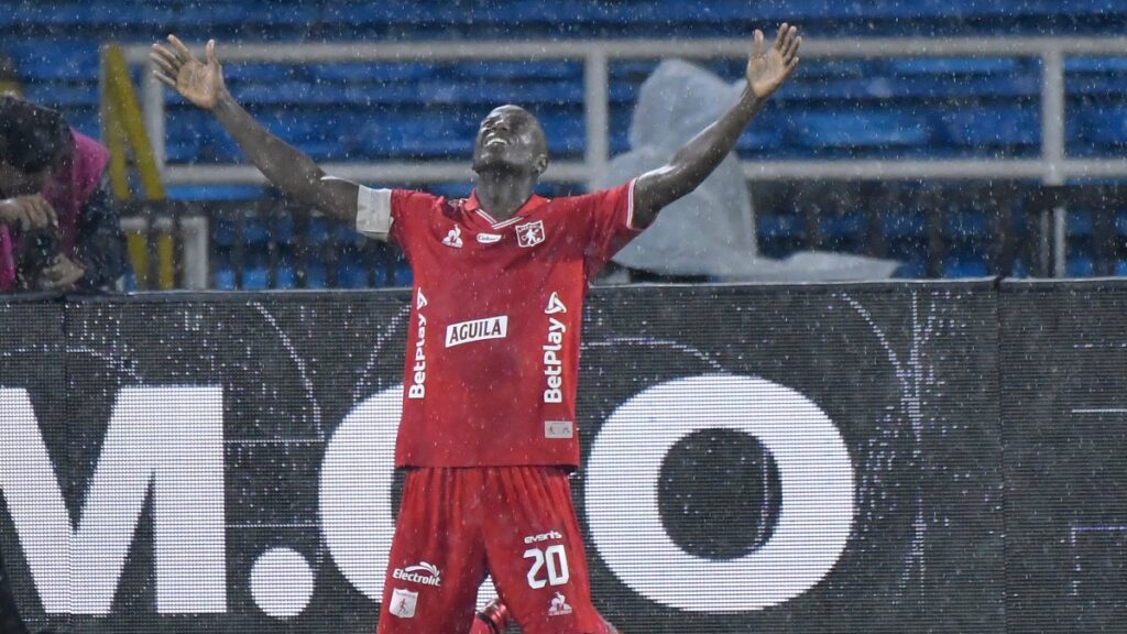Adrián Ramos festeja otro gol con América.