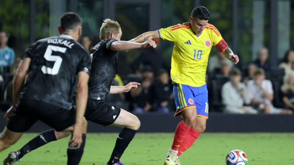 Una postal del duelo en Miami. James jugó 63 minutos. AFP