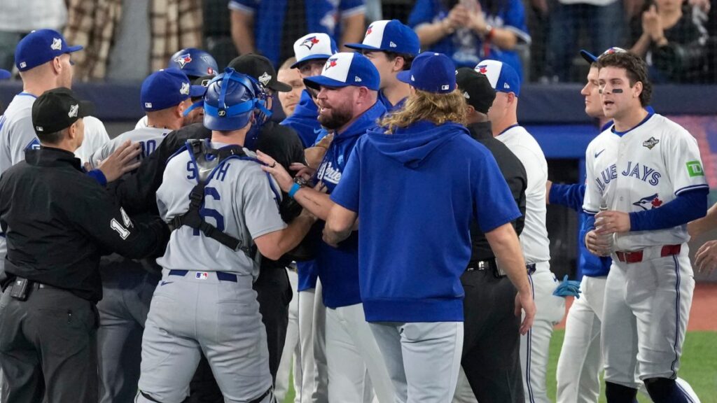 ¡Se vacían las bancas! Pelotazo de Wrobleski a Giménez provoca conato entre Dodgers y Blue Jays