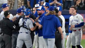 ¡Se vacían las bancas! Pelotazo de Wrobleski a Giménez provoca pleito entre Dodgers y Blue Jays