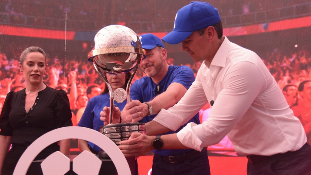 El trofeo de la Copa Sudamericana llega a Paraguay. - Daniel Duarte, AFP.
