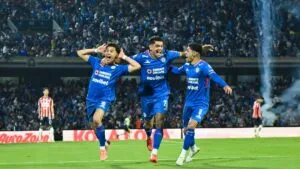 Cruz Azul vence a Chivas en un dramático duelo y es el último semifinalista
