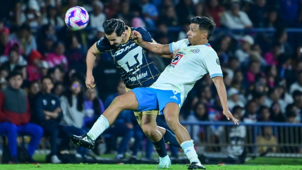 Cruz Azul y Pumas en un partido de Liga MX