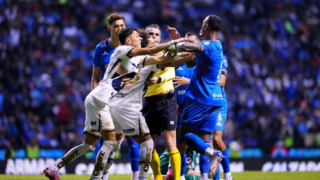 Jugadores de Cruz Azul le reclamaron a Carrasquilla