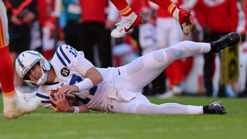 Daniel Jones durante el Colts vs Chiefs NFL 2025