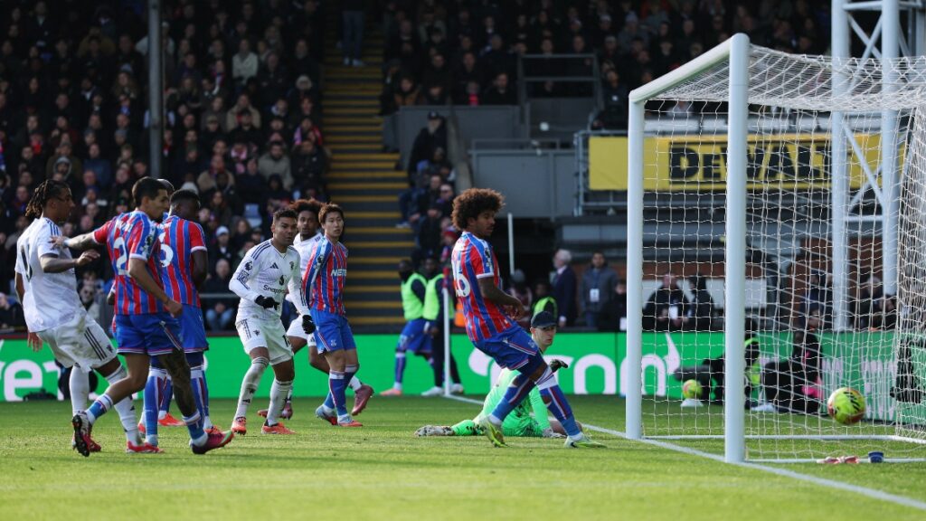 Daniel Muñoz, en actividad Vs Manchester United