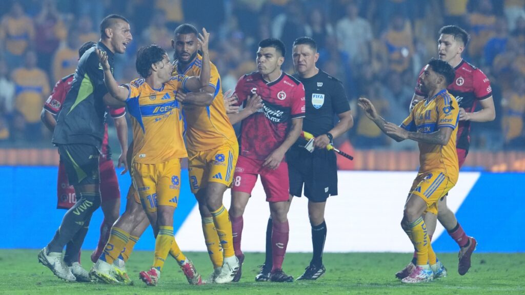 Diego Lainez en medio de la bronca del Tigres vs Tijuana