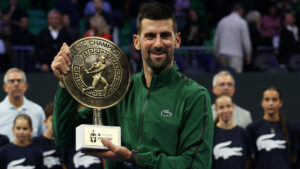 Djokovic gana su título 101 y anuncia su baja de las ATP Finals por lesión