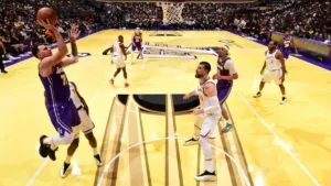 Lakers dejan de lado la duela especial de la NBA Cup por fallas en la superficie