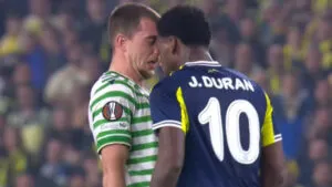 Jhon Durán muerde el anzuelo y es expulsado en el Fenerbahce vs Ferencvaros