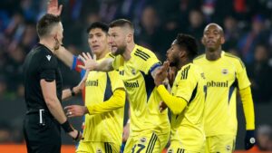 Edson Álvarez y el Fenerbahce rescatan un tenso empate ante Viktoria Plzen