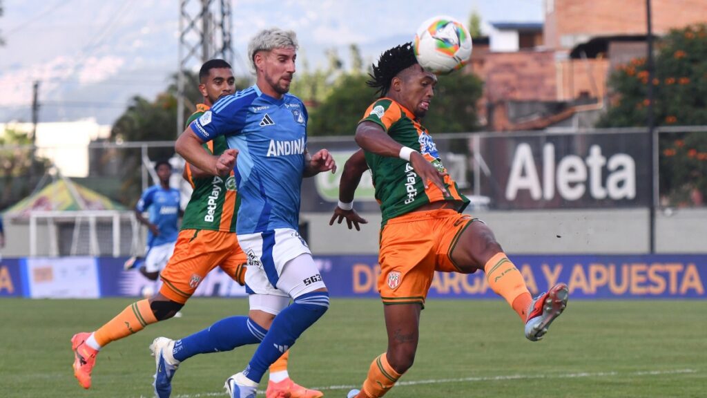 Santiago Giordana luchando un balón con Millonarios ante Envigado / Vizzor