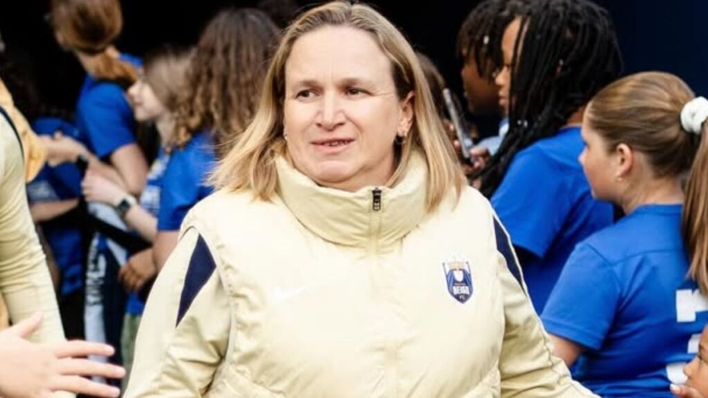 Laura Harvey consulta ChatGPT para tácticas