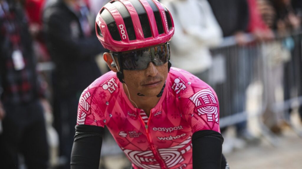 Esteban Chaves con el EF.