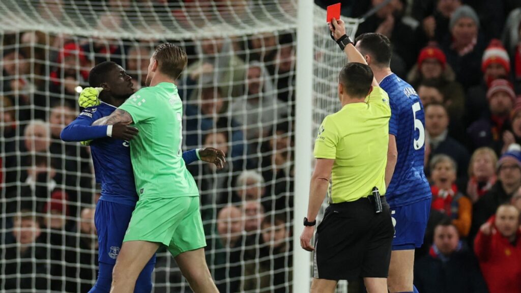 Jugador del Everton se encara con su compañero… ¡y es expulsado del partido!