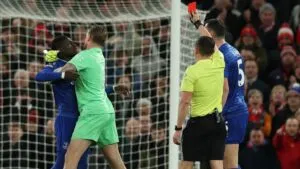 ¡Roja insólita en el fútbol mundial! Jugador del Everton se encara con su compañero, y es expulsado del partido