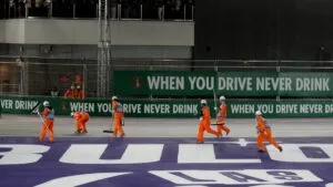 ¿Otra vez? Los comisarios entran a limpiar la pista en plena carrera del GP de Las Vegas