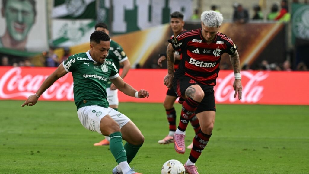 Acción de juego en la final de la Copa Libertadores 2025. - Luis Acosta, AFP.