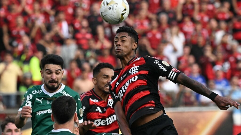 Bruno Henrique cabecea en la final. - Luis Acosta, AFP.
