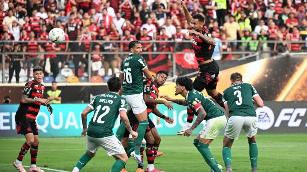 Danilo cabecea para el gol de Flamengo. - Luis Acosta, AFP.