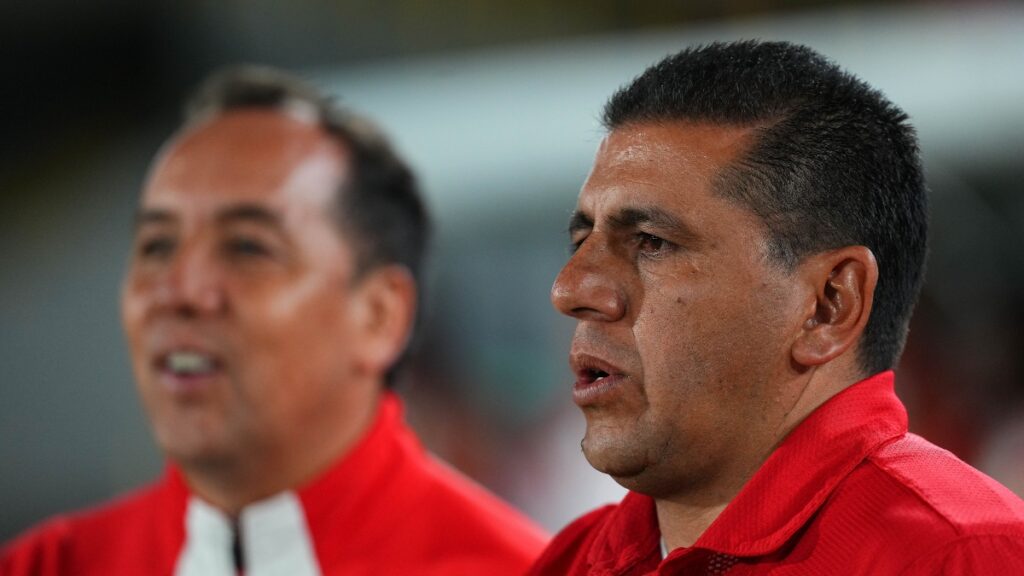 Francisco López quedó como director técnico interino tras la salida de Jorge Bava en Santa Fe.